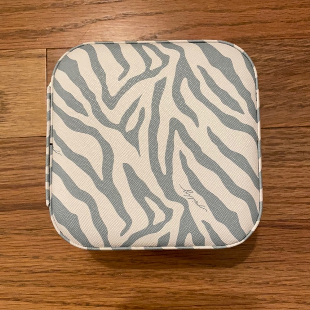 Travel jewelry case